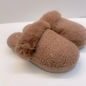 Koolaburra by UGGs slippers hard sole size 6